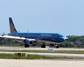 Máy bay của Vietnam Airlines hạ cánh khẩn cấp để cấp cứu hành khách