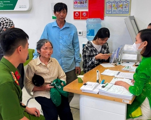 Thấy cụ bà hoang mang đến chuyển 150 triệu, nhân viên ngân hàng nhanh trí ngăn chặn lừa đảo