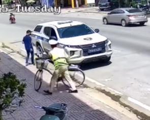 Thấy nam sinh dắt bộ xe, cảnh sát giao thông hỏi thăm rồi chở thẳng tới trường thi