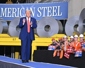 Ông Trump 'giội bom thuế' lên thép, nhôm