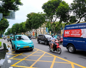 Xe được rẽ phải vạch mắt võng không chờ đèn, nhưng vẫn bị chắn giữa ngã tư