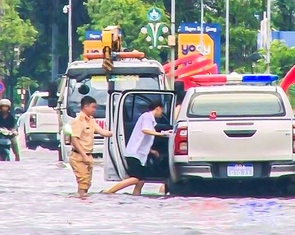 Cảnh sát giao thông lội nước ngập đón thí sinh đi thi lớp 10