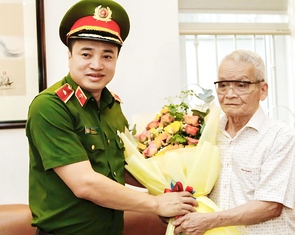 Thiếu tướng Mai Hoàng, phó giám đốc Công an TP.HCM thăm, chúc thọ các cụ cao tuổi