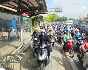 Phạt đến 6 triệu đồng, nhiều người vẫn 'tranh nhau' chạy xe máy lên vỉa hè