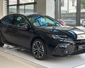 Tin tức giá xe: Toyota Camry giảm tới 100 triệu đồng tại đại lý