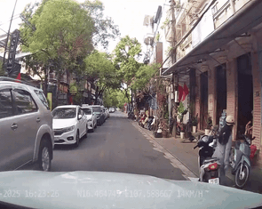 Cô gái quên gạt chân chống, xe ngã ra đường liền 'bắt vạ' ô tô