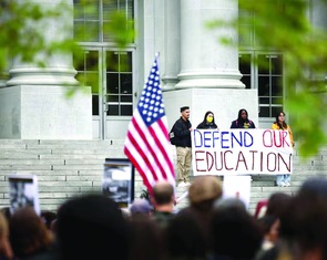 Donald Trump đấu các đại học Mỹ