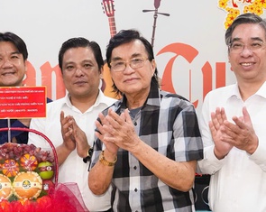 NSND Thanh Tuấn hát cải lương khi đón đoàn lãnh đạo TP.HCM đến thăm