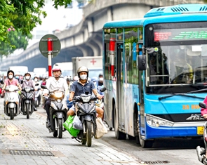 Xe máy leo lề bị xử phạt: Xin chừa