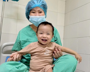 Bé trai 15 tháng tuổi hồi sinh kỳ diệu nhờ ghép gan của một người đàn ông 44 tuổi