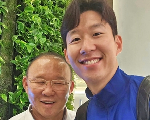 Ông Park ăn mừng cùng Son Heung Min trên cương vị mới