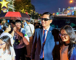 Người dân 'đội mưa' chụp ảnh cùng lực lượng cảnh vệ K01