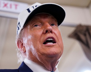 Ông Trump: 'Ukraine tạo cớ cho ông Putin ném bom mình'