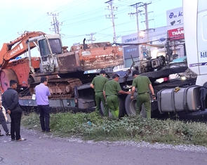 Hai cô gái đi xe máy ngã vào xe container tử vong trong trời mưa