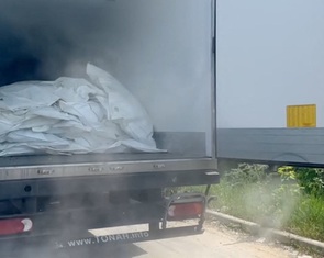 Thi thể binh sĩ Ukraine xếp lớp trong xe thùng đông lạnh chờ trao trả ở biên giới