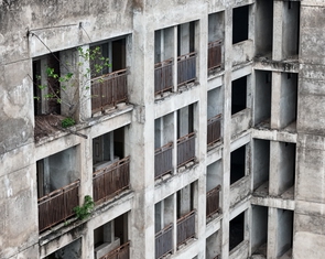 Hàng ngàn căn hộ tái định cư ở Hà Nội đang 'phơi nắng phơi mưa', cũ nát đến khó tin