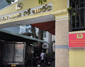 Nhiều trụ sở công an ở TP.HCM đổi bảng tên phường mới