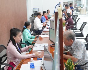 Ngày đầu vận hành chính quyền 2 cấp ở miền Trung, dân làm thủ tục đông tới trưa