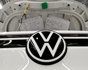 Tranh cãi logo hãng xe Volkswagen: Chữ V và W dính liền hay tách nhau?