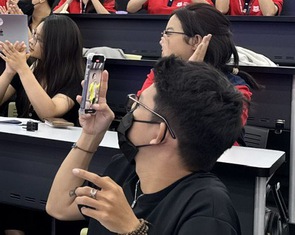 Sinh viên livestream hốt bạc, coi chừng dính bẫy bán hàng giả