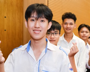 100 học sinh vượt khó khu vực Nam Trung Bộ - Tây Nguyên nhận học bổng Chắp cánh ước mơ