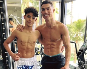 Ronaldo gò ép con trai tập theo hoàn cảnh của Messi