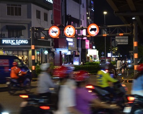 TP.HCM lắp biển báo giao thông phát sáng dễ nhận diện ban đêm