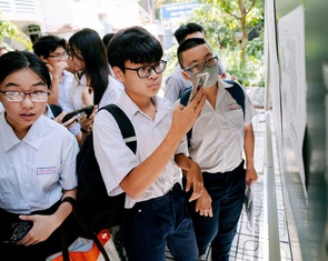 Cấm học sinh dùng điện thoại trong trường: Cần làm ngay!