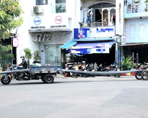Hãi hùng xe lôi tự chế chở bó sắt 10m, chiếm hết đường ở TP.HCM