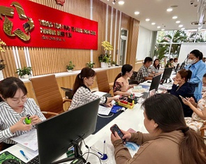 Dân đến đông đảo, cán bộ phường Bình Tiên, Bình Phú, Bình Tây… túc trực hỗ trợ làm thủ tục nhanh
