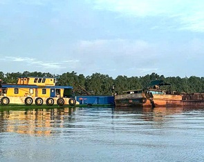 Tạm giữ 5 tàu vận chuyển trái phép 193m³ cát trên sông Cửa Tiểu