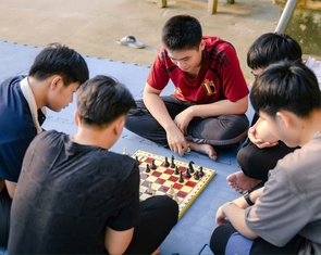 Nhà trường cấm sử dụng điện thoại, phụ huynh ủng hộ, học sinh vui