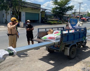 Cảnh sát giao thông TP.HCM xử lý xe ba gác chở tôn dài ngoằng trên đường