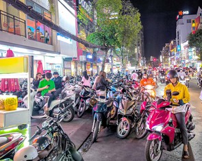 Người bán chiếm vỉa hè còn đuổi: 'Không mua thì biến, chỗ người ta bán hàng, ai cho đứng?'