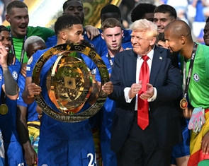 Ông Trump 'chiếm sóng', muốn cùng Chelsea nâng cúp vô địch