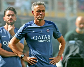 HLV Luis Enrique nói gì về hình ảnh tát tiền đạo Joao Pedro?