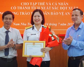 Khen thưởng nữ đại úy hải quân trả lại ví tiền cho người nước ngoài