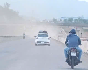 Bụi mù mịt trên công trường cao tốc, sao lại dùng 'kỹ thuật' thổi bụi từ chỗ này sang chỗ khác?