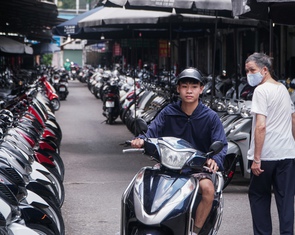 Cảnh vắng lặng tại chợ xe lớn nhất Hà Nội sau thông tin cấm xe máy xăng vào vành đai 1