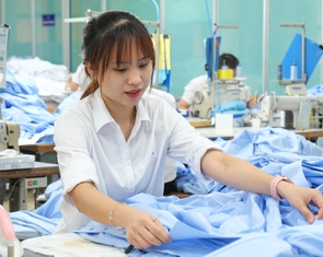 Bộ Nội vụ đề xuất tăng lương tối thiểu 7,2% từ ngày 1-1-2026