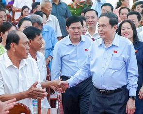 Chủ tịch Quốc hội tiếp xúc cử tri Cần Thơ ngày đầu vận hành chính quyền 2 cấp