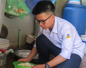 Cha phụ hồ, mẹ mù chữ, con thủ khoa