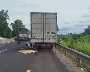 Xe máy tông vào đuôi xe tải đang đậu, 3 bà cháu tử vong