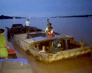 Bắt quả tang ghe gỗ hút cát trái phép trên sông Hàm Luông