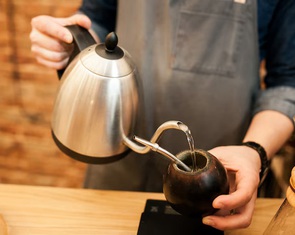 Gen Z chê ấm đun nước, dùng lò vi sóng để pha trà