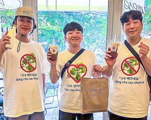 Khách Hàn Quốc mê bánh mì Việt mà ghét rau mùi, mặc áo để 'tuyên ngôn'?