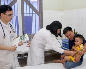 Bé trai 2 tuổi ngã xuống hồ cá koi được cứu sống thần kỳ