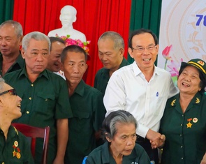 Bí thư Thành ủy TP.HCM Nguyễn Văn Nên thăm hỏi, động viên thương bệnh binh tại Long Hải