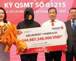 Người đàn ông ở TP.HCM trúng Vietlott 344 tỉ đồng: Nhìn dãy số trùng kết quả mà tôi thấy run