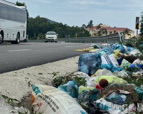 Từ lúc nào, hai bên đường tránh quốc lộ 1 trở thành bãi rác ngút ngàn